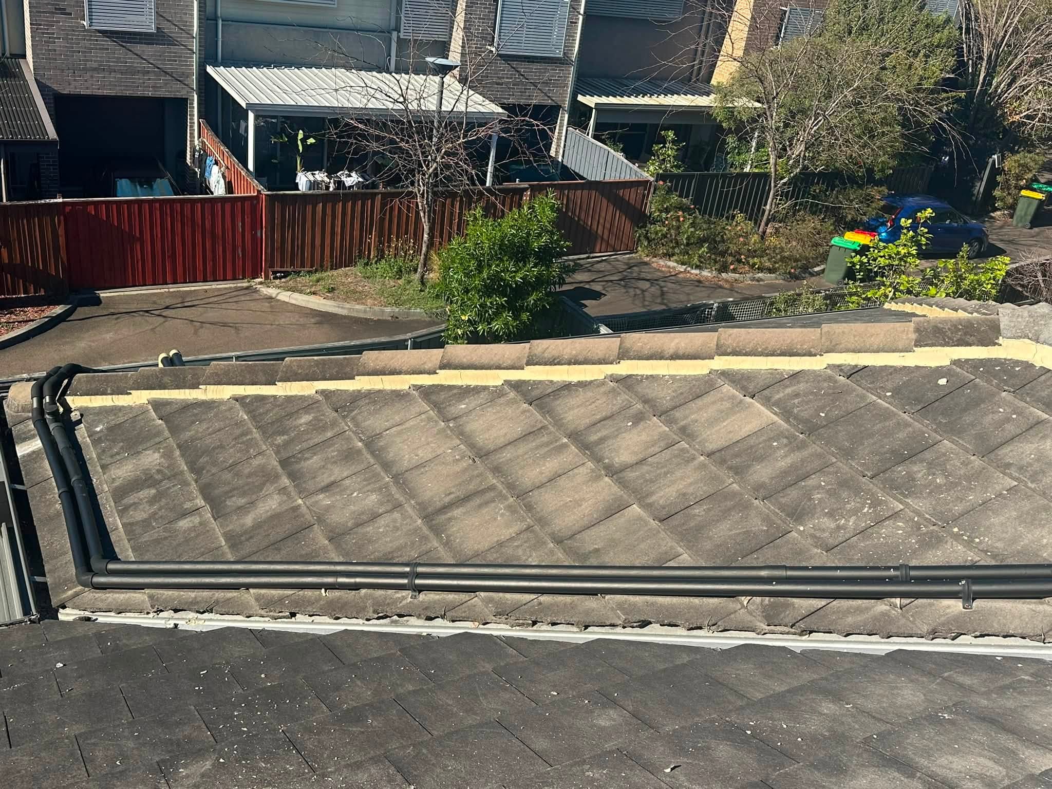 Roof edge and gutter condition before cleaning